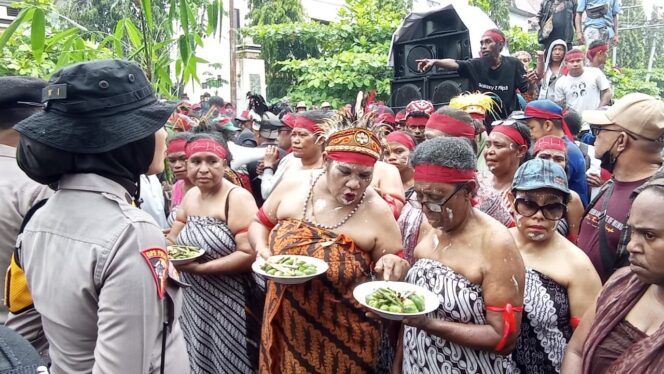 
 Mama-mama Papua merasa tidak dihargai oleh MRP-PBD, mereka menuntut AFU yang dilahirkan oleh perempuan Papua, untuk diberikan haknya sebagai orang asli Papua dari garis turunan mama.