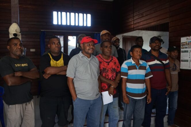 
 Ketua Tim Pemenangan Pasangan DAMAI, Muksin Inai bersama rekan-rekan tim, saat memberikan keterangan pers, Minggu.