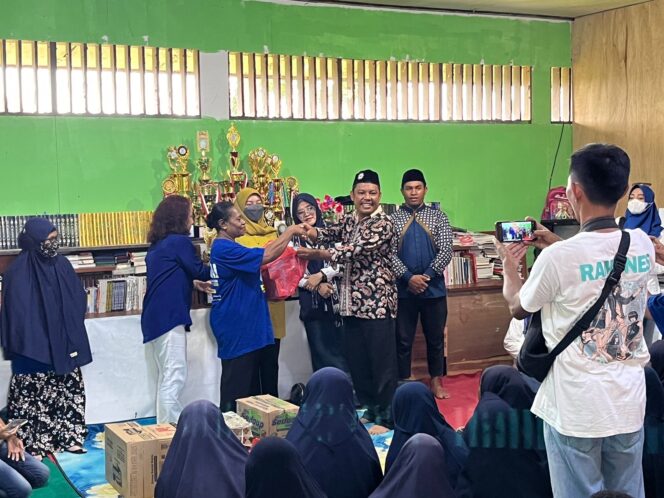 
 Ny. Daniel Asmorom menyerahkan secara simbolis bantuan sembako kepada pimpinan panti asuhan Muhamadiyah Bintuni, Jumat.