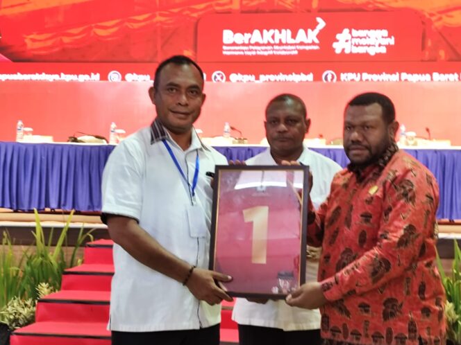 
 Paslon ARUS saat mengikuti pengundian nomor urut di KPU PBD. Dari pengundian ini, paslon ARUS mendapatkan nomor urut 1.