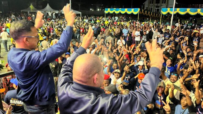 
 Paslon DAMAI saat membakar semangat simpatisan pendukung di acara deklarasi pilkada aman dan tertib, Selasa.