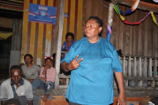 
 Warga Tomu Dihadapan Daniel Asmorom: Kami Ingin Bapak yang Jadi Bupati