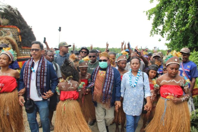 
 Pasangan DAMAI ketika disambut simpatisan pendukung di Sumuri.