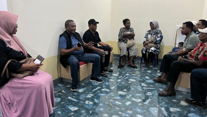 
 Calon wakil gubernur PBD nomor urut 1, Petrus Kasihiw nampak akrab saat berbincang dengan masyarakat.