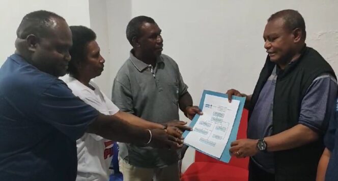 
 Calon wakil gubernur PBD Nomor Urut 1, Petrus Kasihiw menerima pernyataan sikap politik dari warga Aifat, Maybrat di kantro Nasdem PBD, Rabu.