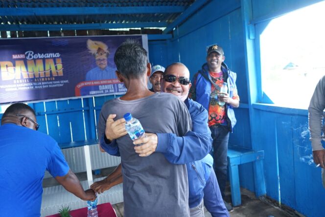 
 Daniel Asmorom begitu populer di wilayah Moskona. Selain seorang legislator dari wilayah tersebut, ternyata sikapnya justru yang membuat Daniel Asmorom tersohor.  