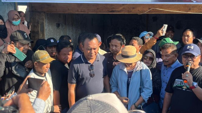 
 Calon gubernur Papua Barat Daya Nomor Urut 1, Abdul Faris Umlati bersama istri, saat bertatap muka dengan para pedagang Pasar Remu, Rabu (9/10).