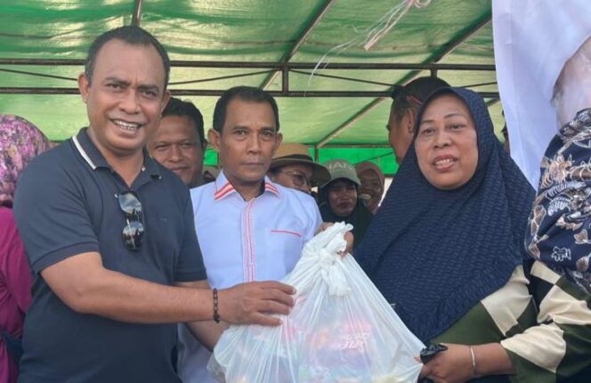 
 Calon gubernur Papua Barat Daya Nomor Urut 1, Abdul Faris Umlati yang juga selaku dewan penasehat di Yayasan AFKN memberikan bantuan paket sembako secara simbolis kepada pedagang terdampak kebakaran, Rabu (9/10). 