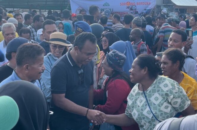 
 Calon gubernur Papua Barat Daya Nomor Urut 1, Abdul Faris Umlati saat disambut warga pasar Remu dengan bersalaman. ARUS dinilai tepat memimpin Papua Barat Daya lima tahun kedepan. 