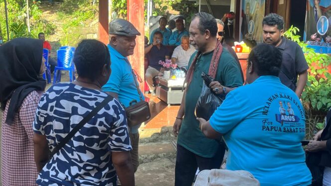 
 Calon Gubernur PBD, AFU berbincang-bincang dengan relawan ARUS Kaki Seribu usai kegiatan kampanye di Moyo,Km 12. 