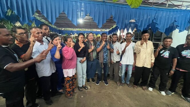 
 Di Malanu, Pasangan ARUS Kampanyekan Wajib Bersekolah. Pit Kasihiw: Saya Bisa Jadi Bupati Karena Saya Sekolah