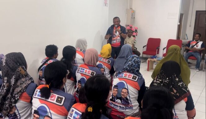 
 Cawagub No. 1, Petrus Kasihiw saat memberi arahan kepada tim relawan ARUS.