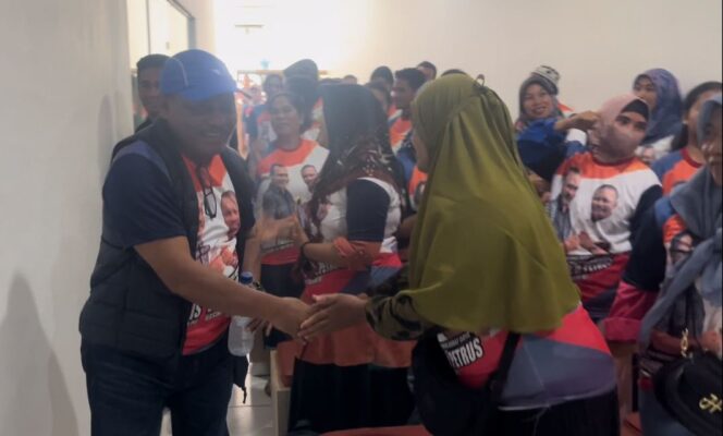 
 Cawagub No. 1, Petrus Kasihiw ketika disambut para relawan di kantor DPW Nasdem PBD, Minggu (27/10).