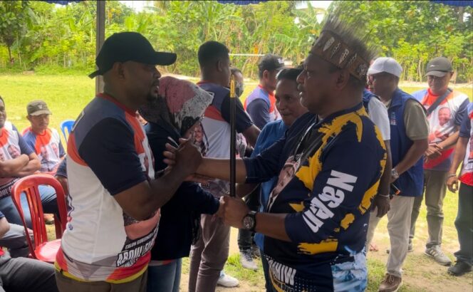 
 Lantik Relawan Militan ARUS, Kaka Pit Tugaskan Relawan Fokus ke Kabupaten dan Kota Sorong