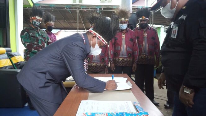 
 Petrus Kasihiw saat mengukuhkan LMA Tujuh Suku, tahun 2021 silam. Saat itu, Petrus Kasihiw selaku kepala daerah. Foto dok