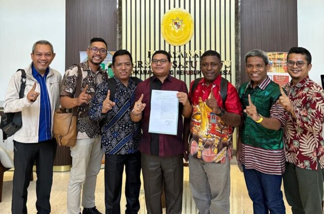 
 Tim kuasa hukum ARUS resmi mendaftarkan gugatan ke Mahkamah Agung, Rabu (6/11).