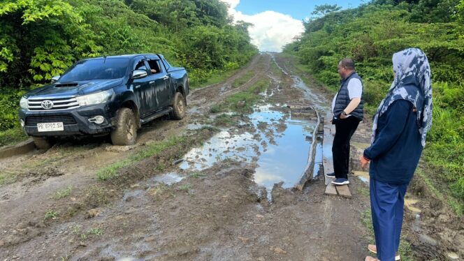 
 Warga Saigun Curhat Soal Jalan Rusak, Kaka Pit: ARUS Akan Membawa Perubahan