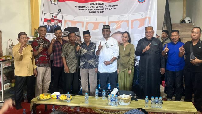 
 Cagub No. 1, AFU bersama istri berpose dengan para pentolan paguyuban Madura, Bojonegoro, Pasundan dan KKSS di Km 10, Kota Sorong, Jumat (1/11).