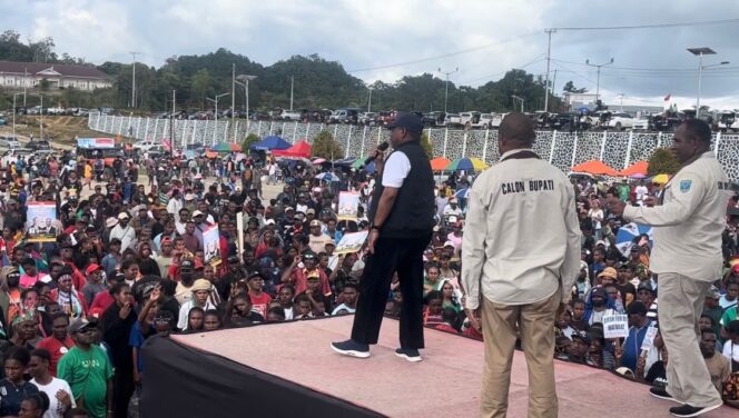 
 Ketua DPW Partai Nasdem Papua Barat Daya, Petrus Kasihiw saat berorasi di kampanye akbar paslon nomor 2, Agustinus Tenau - Marthen Howay di alun-alun ibukota Maybrat, Kumurkek, Jumat.