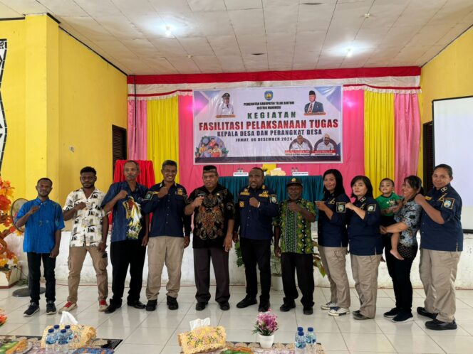 
 Bupati Teluk Bintuni, Matret Kokop foto bersama dengan peserta kegiatan, Jumat.