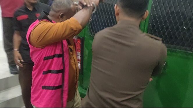 
 AYM (mengenakan rompi tahanan) saat hendak dibawa ke Lapas Kelas IIB Manokwari