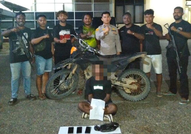 
 Tim Macan Gunung Polres Teluk Bintuni berpose dengan tersangka kasus pencurian yang merupakan seorang residivis.