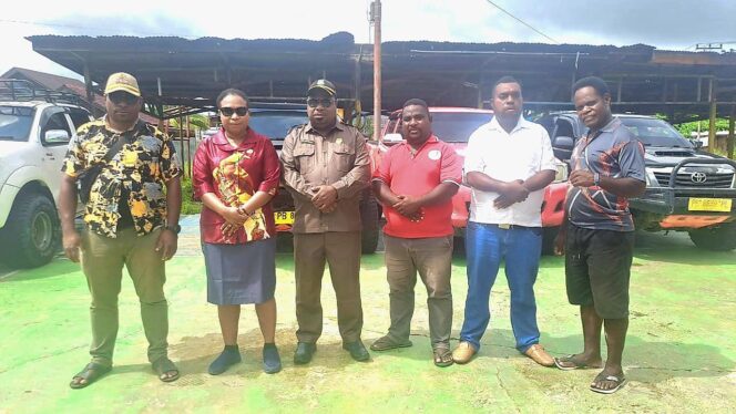 
 Agustinus Orosomna (kaos putih) berpose bersama Wakil Ketua dan Anggota MRPB usai acara pelepasan kembali masyarakat Moskona Barat ke kampung halaman.