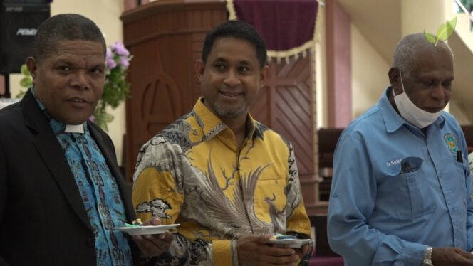 
 Sekretaris Klasis GKI Teluk Bintuni, Pdt. Yohanis Lanta, Bupati Teluk Bintuni, Yohanis Manibuy dan Ketua PSW YPK Teluk Bintuni, Daniel Sebaru dalam acara syukuran HUT YPK ke-63