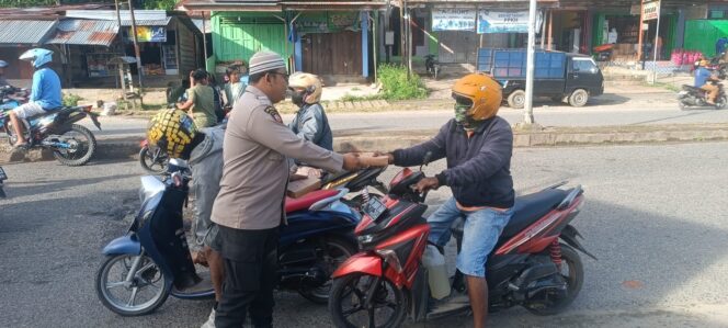 
 Aksi Swadaya Bripka Candra Bagi-bagi Takjil di Bulan Suci