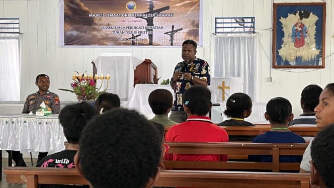 
 Remaja Gereja di Jemaat GKI Ebenhaezer Sigerau Diberi Nasihat Soal Hukum