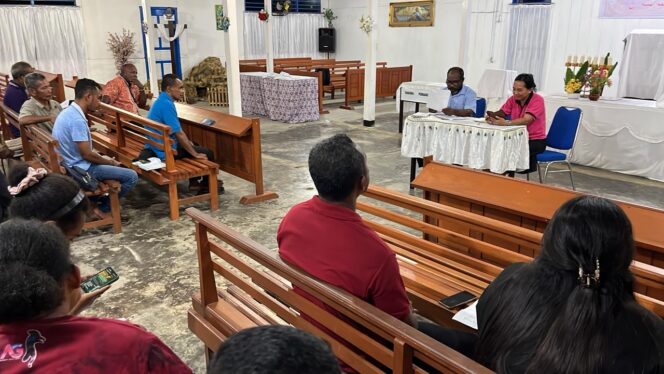 
 Suasana rapat di gedung gereja membahas struktur panitia pelaksana raker IV Klasis GKI Teluk Bintuni tahun 2025, Senin.