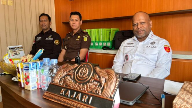 
 Kajari Teluk Bintuni, Jusak E. Ayomi (baju putih) didampingi Kasi Pidsus dan Kasi Intel (baju hitam).