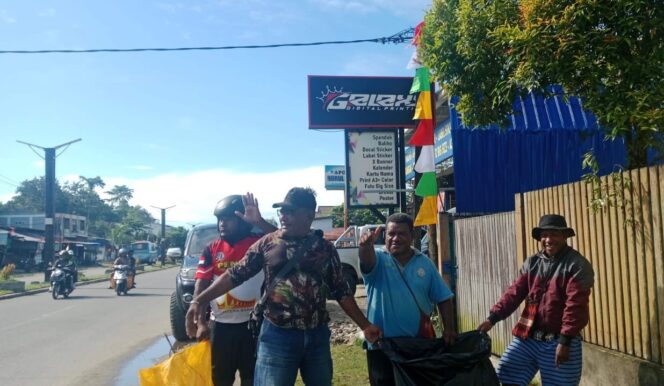 
 Warga Ikatan Keluarga Bindarra Kabupaten Teluk Bintuni ikut terlibat dalam aksi pungut sampah di kota Bintuni, menyongsong HUT Kabupaten Teluk Bintuni ke-22  