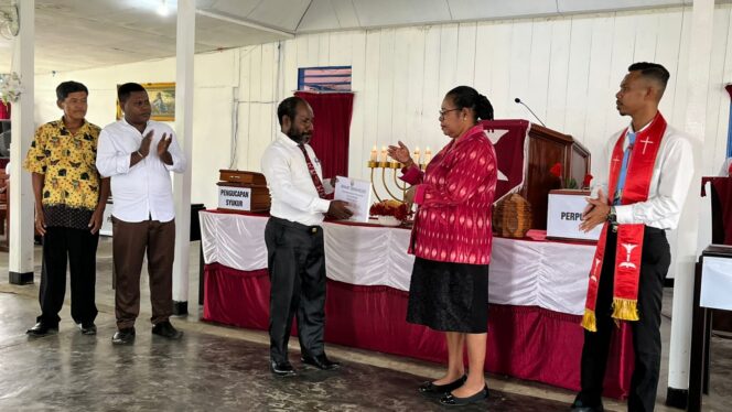 
 Ketua Panitia Raker, Pnt. Nixon Masyewi menerima bantuan dana dari jemaat, yang diserahkan secara simbolis Waket Klasis GKI Teluk Bintuni, Penatua Jane Fimbay mewakili jemaat Ebenhaezer, Minggu.