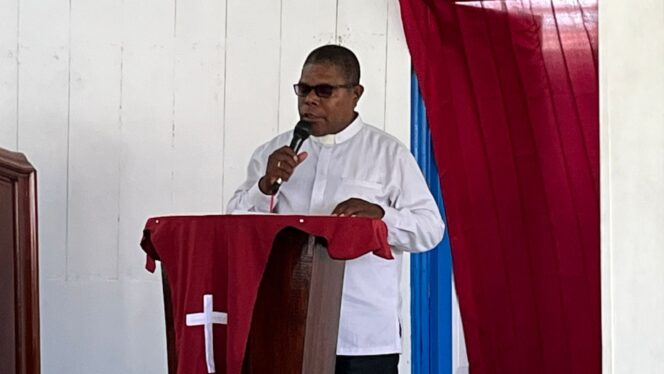 
 Sekretaris Klasis GKI Teluk Bintuni, Pendeta Yohanis Lanta saat memberikan arahan, Minggu.