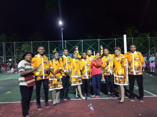 
 Eli Marisan dan pelatih Hendrika Bonsapia berpose dengan grup tari Yospan usai lomba, Sabtu (7/6).