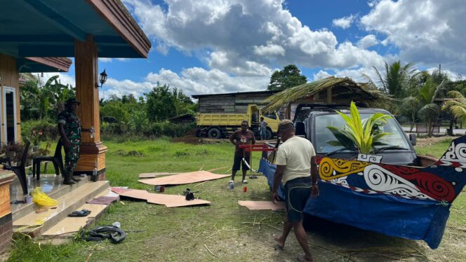 
 Proses menghias replika Wai Mansusu menggunakan kendaraan pick up. Wai Mansusu adalah salah satu ikon Suku Byak yang ikut menghiasi parade budaya dalam rangka memeriahkan HUT Kabupaten Teluk Bintuni ke-22, Senin. 