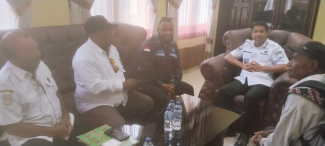 
 Para pencaker asal 7 Suku saat bertemu Bupati Teluk Bintuni, Yohanis Manibuy beberapa waktu lalu.