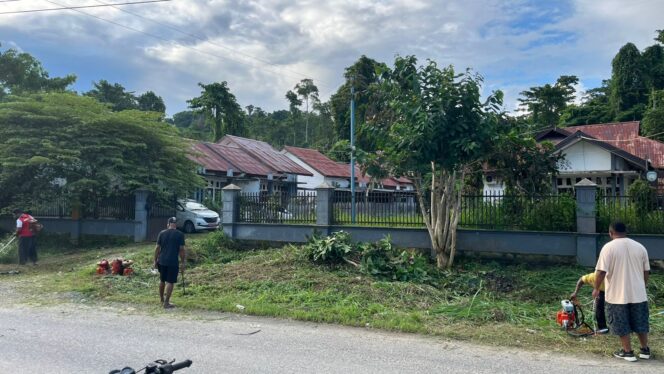 
 Pekerjaan pembersihan halaman perumahan dokter RSUD Teluk Bintuni yang ditangani PKB Sion Sibena sebagai aksi menggalang dana dalam rangka kegiatan retret wisata rohani ke Biak, Papua.