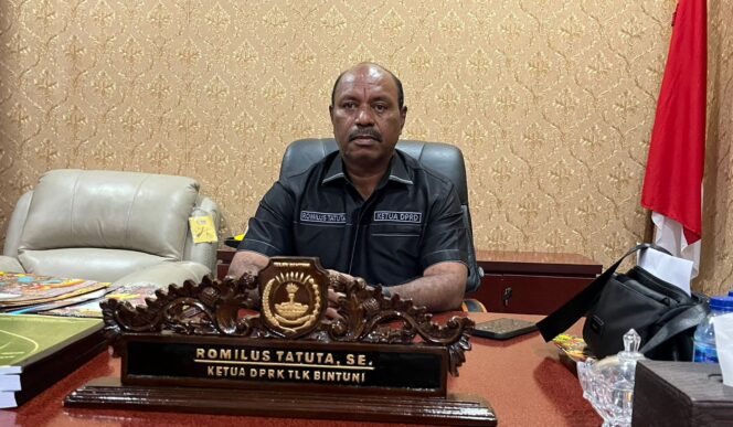 
 Ketua DPRK Teluk Bintuni, Romilus Tatuta, SE