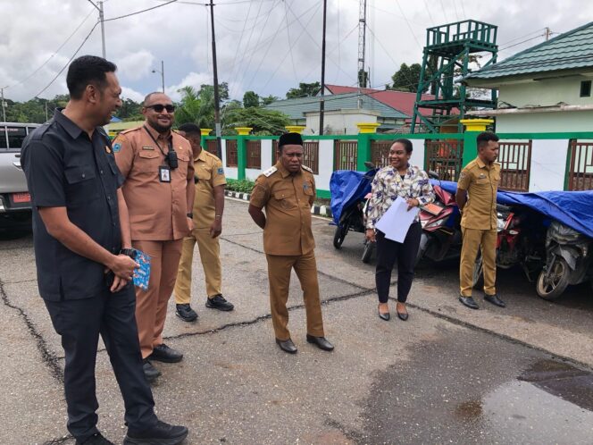 
 Wabup Lingara saat melihat kendaraan dinas yang diparkir di halaman kantor Kejari Teluk Bintuni, Senin.