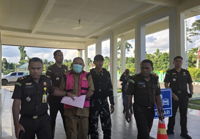 
 Tersangka SI saat digiring petugas menuju mobil tahanan untuk dibawa ke Rutan Kelas II/B Bintuni