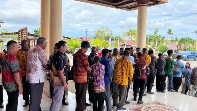 
 Para kaum bapak tengah berjabat tangan usai ibadah. Simbol kesehatian