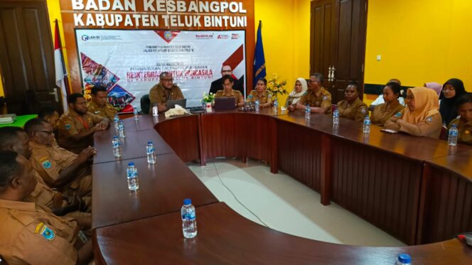 
 Kaban Kesbangpol Teluk Bintuni, Rheinhard C. Maniagasi memimpin rapat sekaligus memaparkan tentang rancangan proper miliknya di Diklat Pim II.