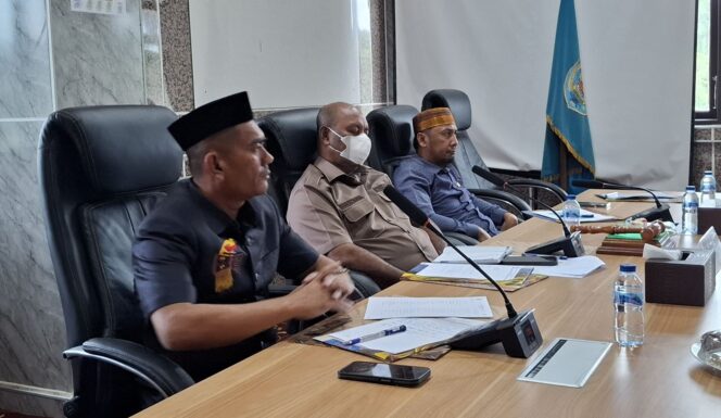 
 Pimpinan DPRK Teluk Bintuni saat memimpin RDP bersama TAPD, Selasa.