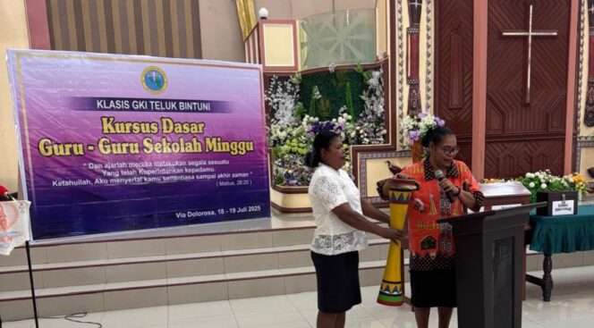 
 Waket Klasis GKI Teluk Bintuni, Pnt. Jane Fimbay saat menabuh tifa tanda dibukanya kegiatan secara resmi, Jumat.