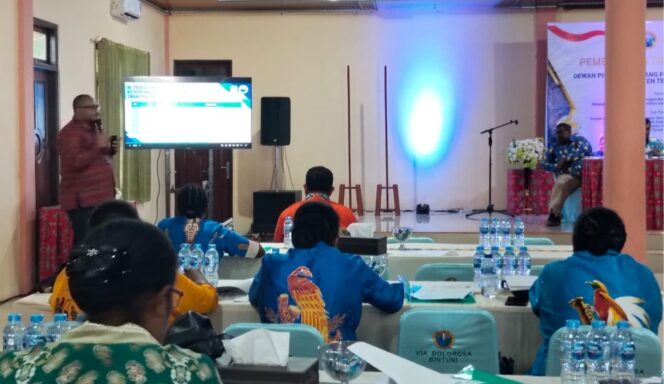 
 Kaban Kesbangpol Teluk Bintuni, Rheinhard C. Maniagasi saat memaparkan materi di pembekalan pengurus FGM GKI Teluk Bintuni, Jumat.