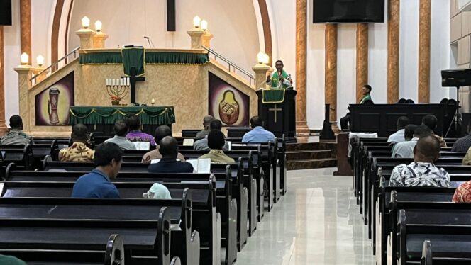 
 Suasana ibadah pengutusan di gedung gereja Jemaat GKI Sion Sibena, Rabu malam.