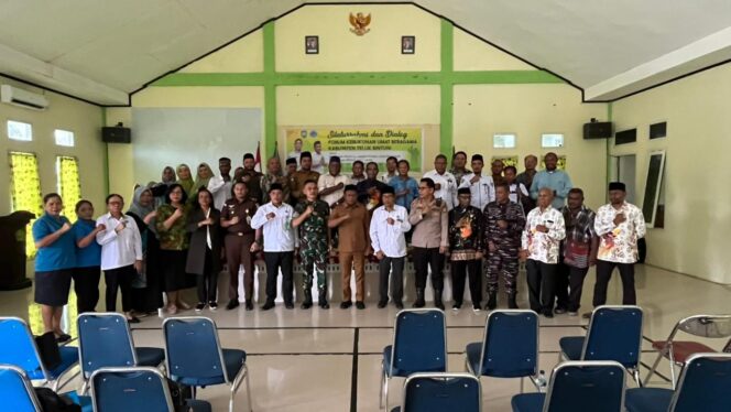 
 Wakil Bupati Teluk Bintuni, Joko Lingara berpose bersama Forkopimda dan para Tokoh Agama usai kegiatan, Senin.