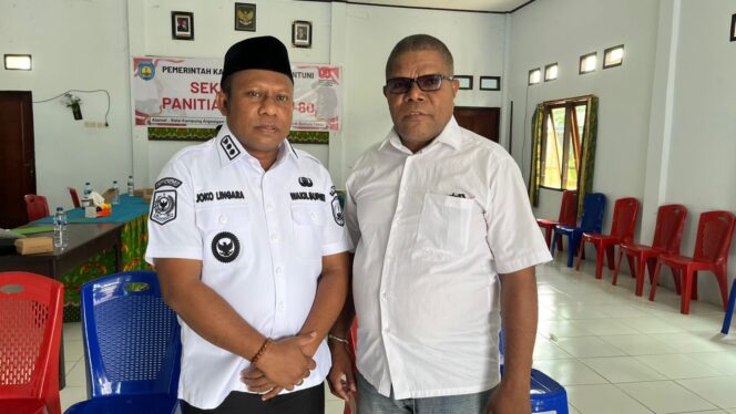 
 Sekretaris Klasis GKI Teluk Bintuni, Pdt. Johanis Lanta (kanan) berpose bersama Wakil Bupati Teluk Bintuni, Joko Lingara.